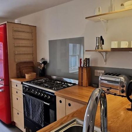 Spacious 2 Bedroom Apartment In The Heart Of Soho. Лондон Экстерьер фото