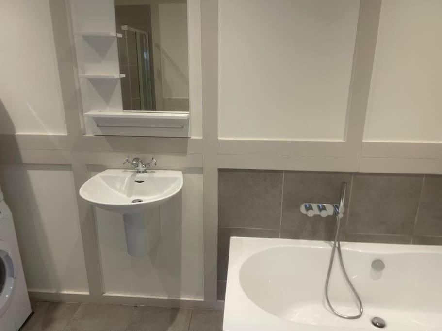 Spacious 2 Bedroom Apartment In The Heart Of Soho. Лондон Экстерьер фото