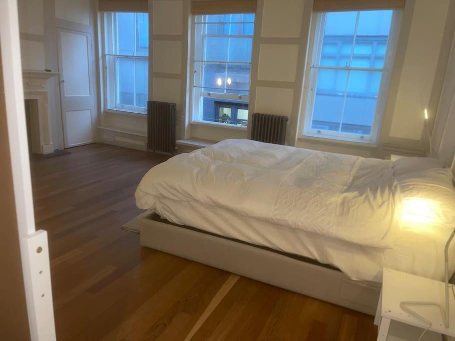 Spacious 2 Bedroom Apartment In The Heart Of Soho. Лондон Экстерьер фото