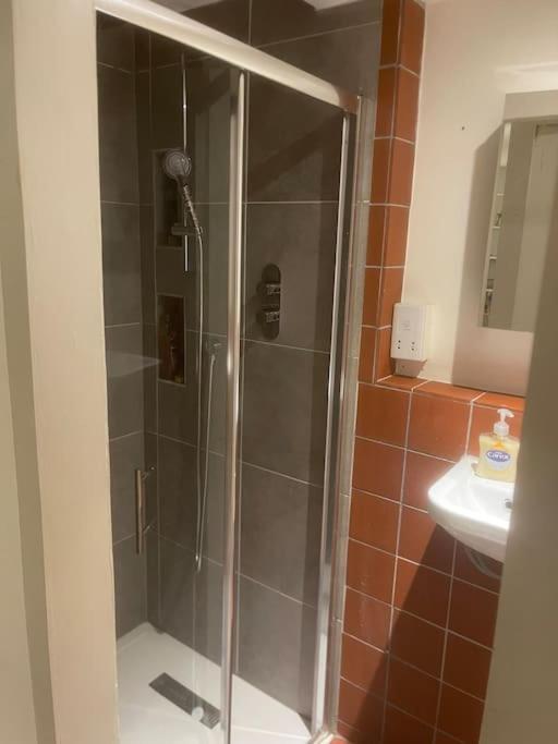 Spacious 2 Bedroom Apartment In The Heart Of Soho. Лондон Экстерьер фото