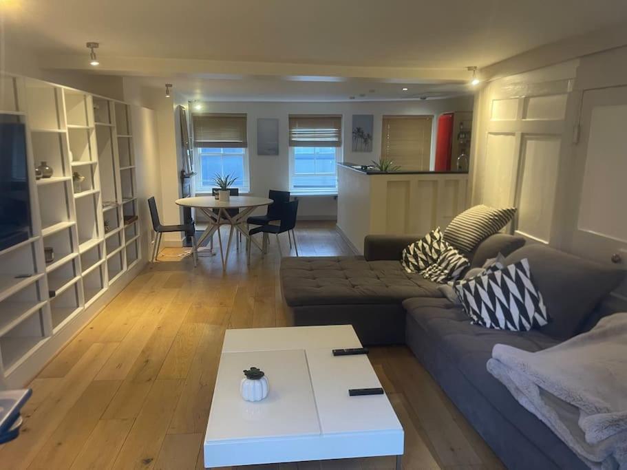 Spacious 2 Bedroom Apartment In The Heart Of Soho. Лондон Экстерьер фото