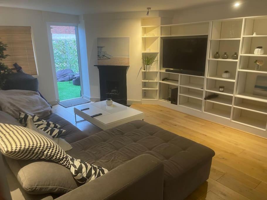 Spacious 2 Bedroom Apartment In The Heart Of Soho. Лондон Экстерьер фото